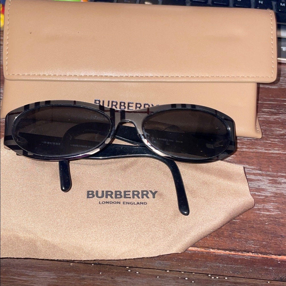 Burberry B8399S Black Oval Sunglasses with Tan logo Case and cloth